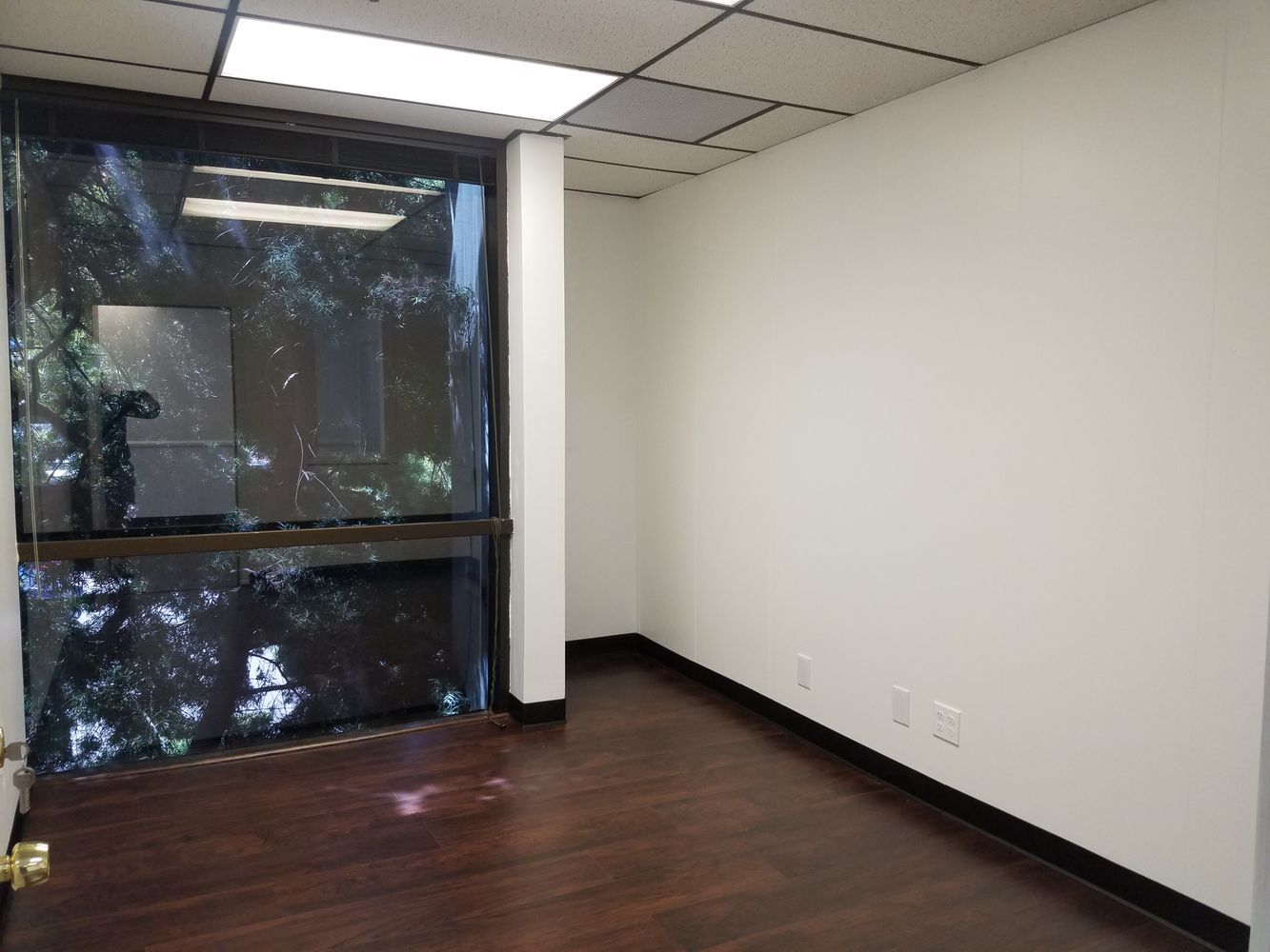 EXECUTIVE OFFICES $450.00 TO $550.00 PER MONTH, INCLUDES UTILITIES.